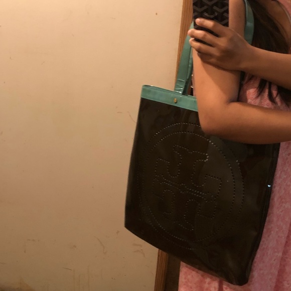 Auth Tory Burch Large Patent Leather Tote Handbag - Picture 7 of 8